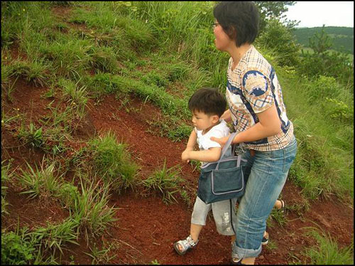 네살 우진이가 오름을 오르는 것은 다소 무리였다. 중간에 들어주고 업어주기를 여러 차례했다. 